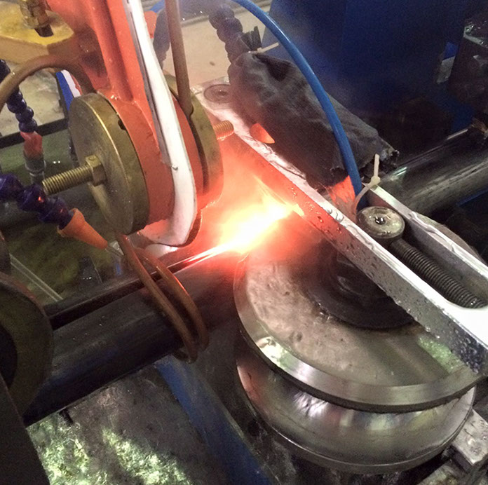 Detalle de maquinaria industrial trabajando con metal