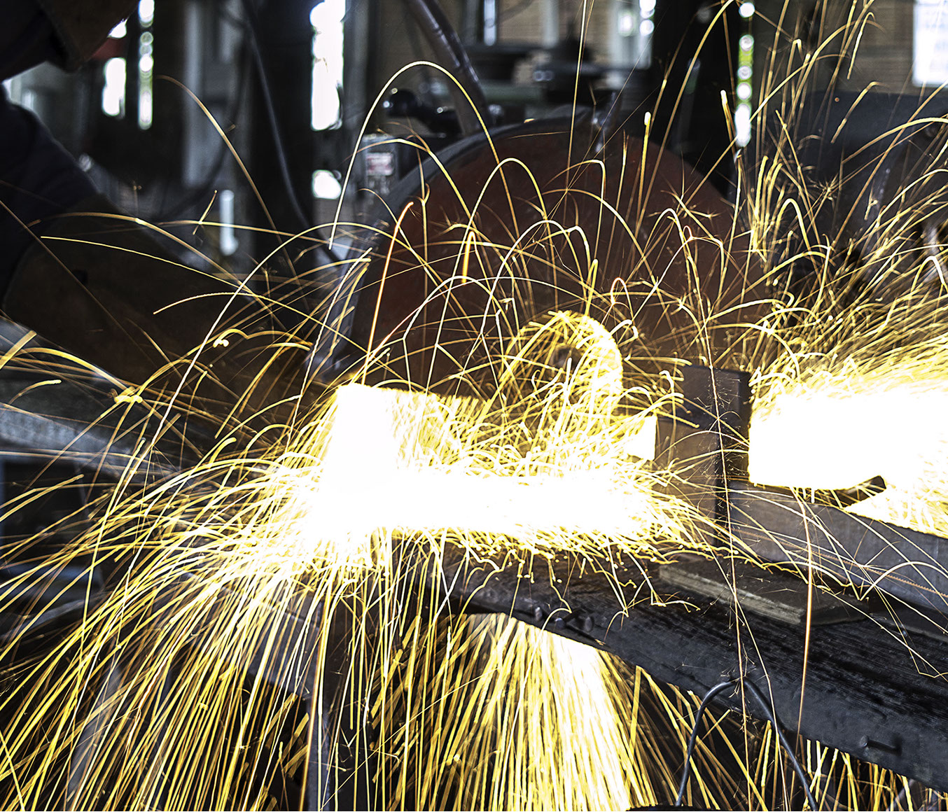 Chispas durante el trabajo con metal en una planta industrial