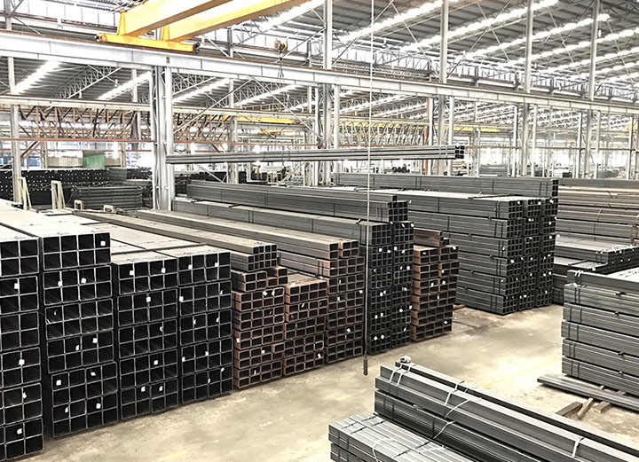 Inventario de tubos de acero cuadrados y rectangulares en almacén